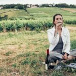 Kobieta degustująca wino w malowniczej francuskiej winnicy